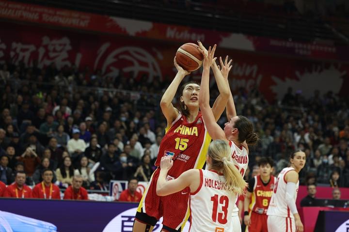 韩旭高效闪耀内线,中国女篮力克捷克;正负值领跑全场,胜利来之不易 体育新闻