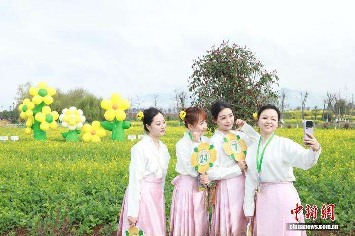 金色花海涌动春意，汉中乡村迎来新生机。