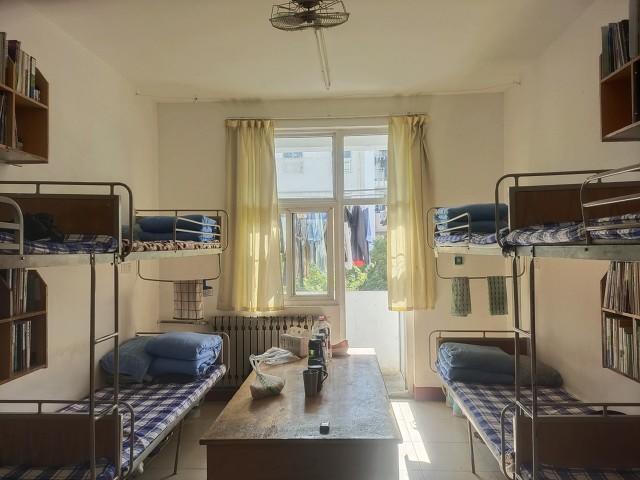  高校宿舍迎来新变化；多地推进逐步消除8人间；新建标准倾向本科4人间。 教育招生