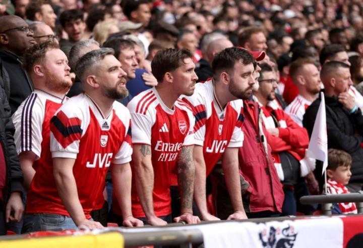  竞技场上的秩序边界：当冠军狂热遭遇主场防御机制的伦理考验 体育新闻