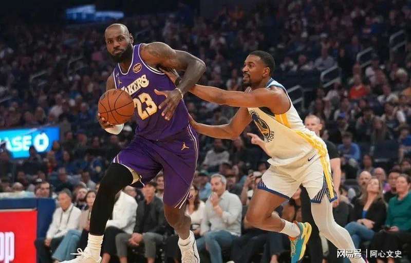  詹姆斯回归背后的战术重构：湖人119-103大胜勇士的技术复盘 体育新闻
