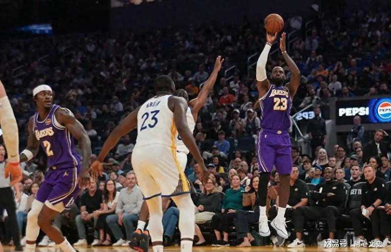  詹姆斯回归背后的战术重构：湖人119-103大胜勇士的技术复盘 体育新闻