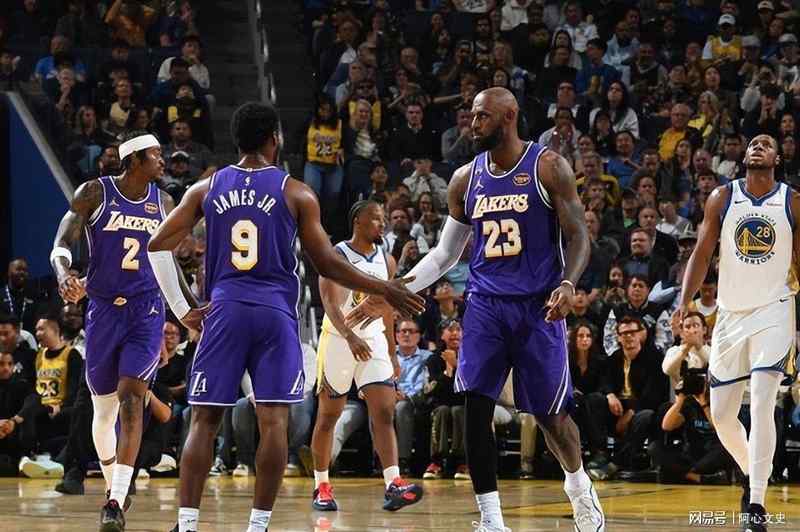  詹姆斯回归背后的战术重构：湖人119-103大胜勇士的技术复盘 体育新闻