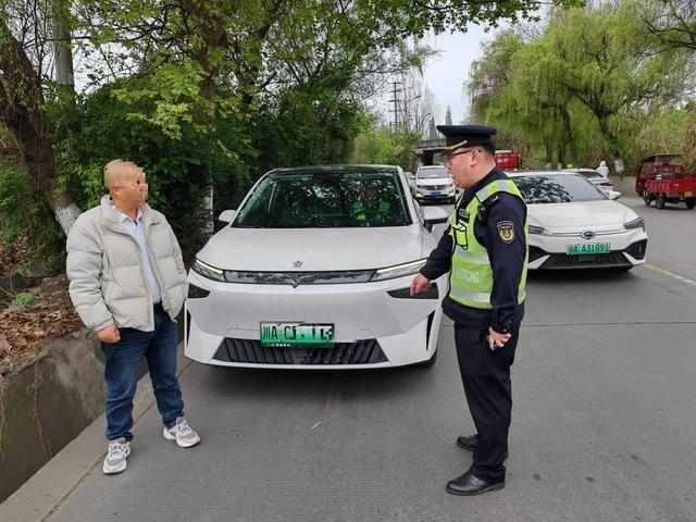  【深度技术】两起冲卡案件的执法复盘：非法营运的证据链锁定与法律适用分析 新闻